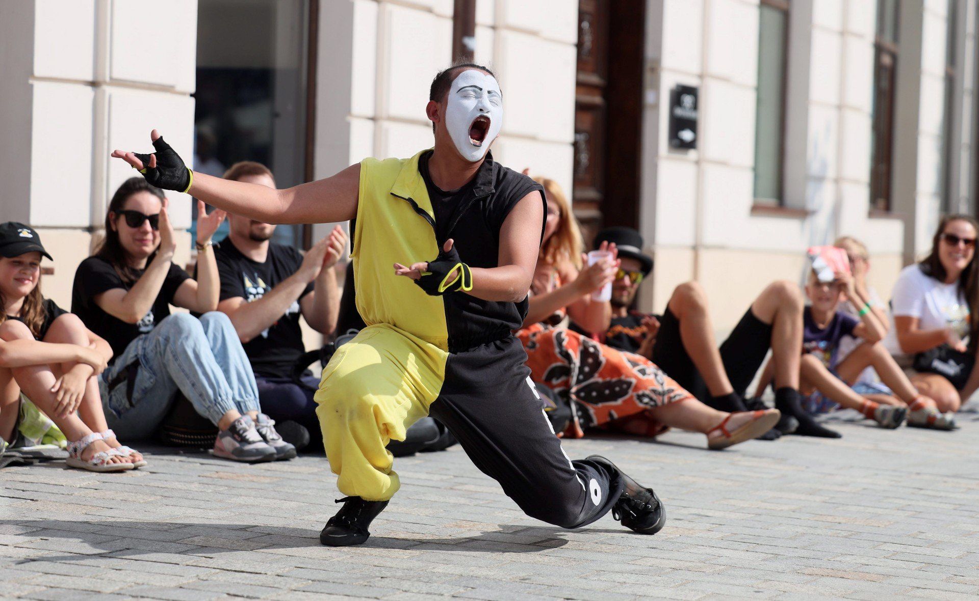 26.07.2024 LUBLIN CARNAVAL SZTUKMISTRZOW CARNAVAL SZTUKMISTRZE PRZEDSTAWIENIE ULICZNE ARTYSTA KUGLARZ FOT. MALGORZATA GENCA / POLSKA PRESS