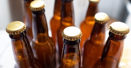 Naukowcy odkryli, dlaczego bełkoczemy i zataczamy się po pijaku. "Alkohol najpierw uderza w mózg, dopiero potem w wątrobę"