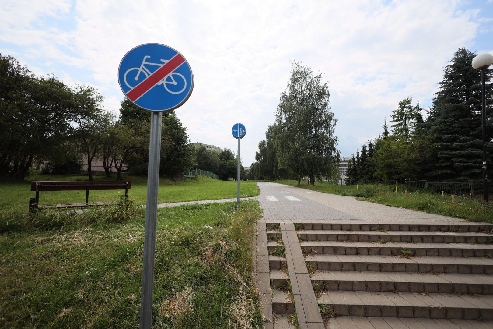 Ścieżka rowerowa na Czubach przedzielona...schodami. „To absurdalne i groźne”