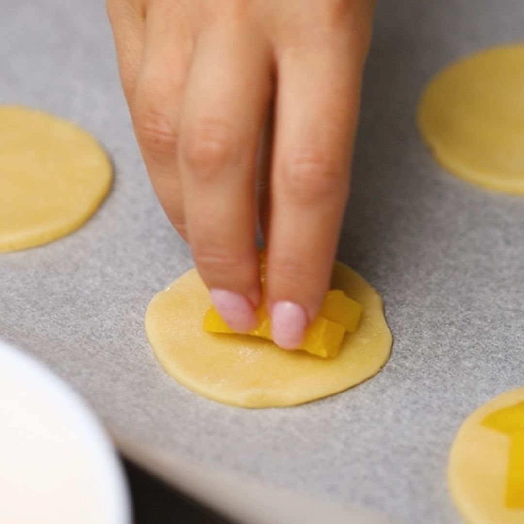 Peaches are supposed to be on each cookie.