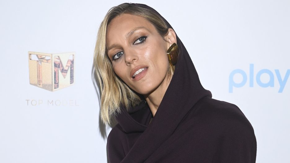 Anja Rubik w eleganckim kapturze