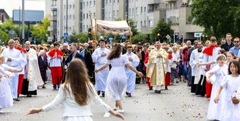 Warszawa: Procesje Bożego Ciała na Ursynowie. Utrudnienia w wielu punktach dzielnicy