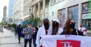 Warszawa dla Mińska. Pikieta z biało-czerwono-białymi flagami