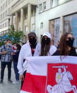 Warszawa dla Mińska. Pikieta z biało-czerwono-białymi flagami