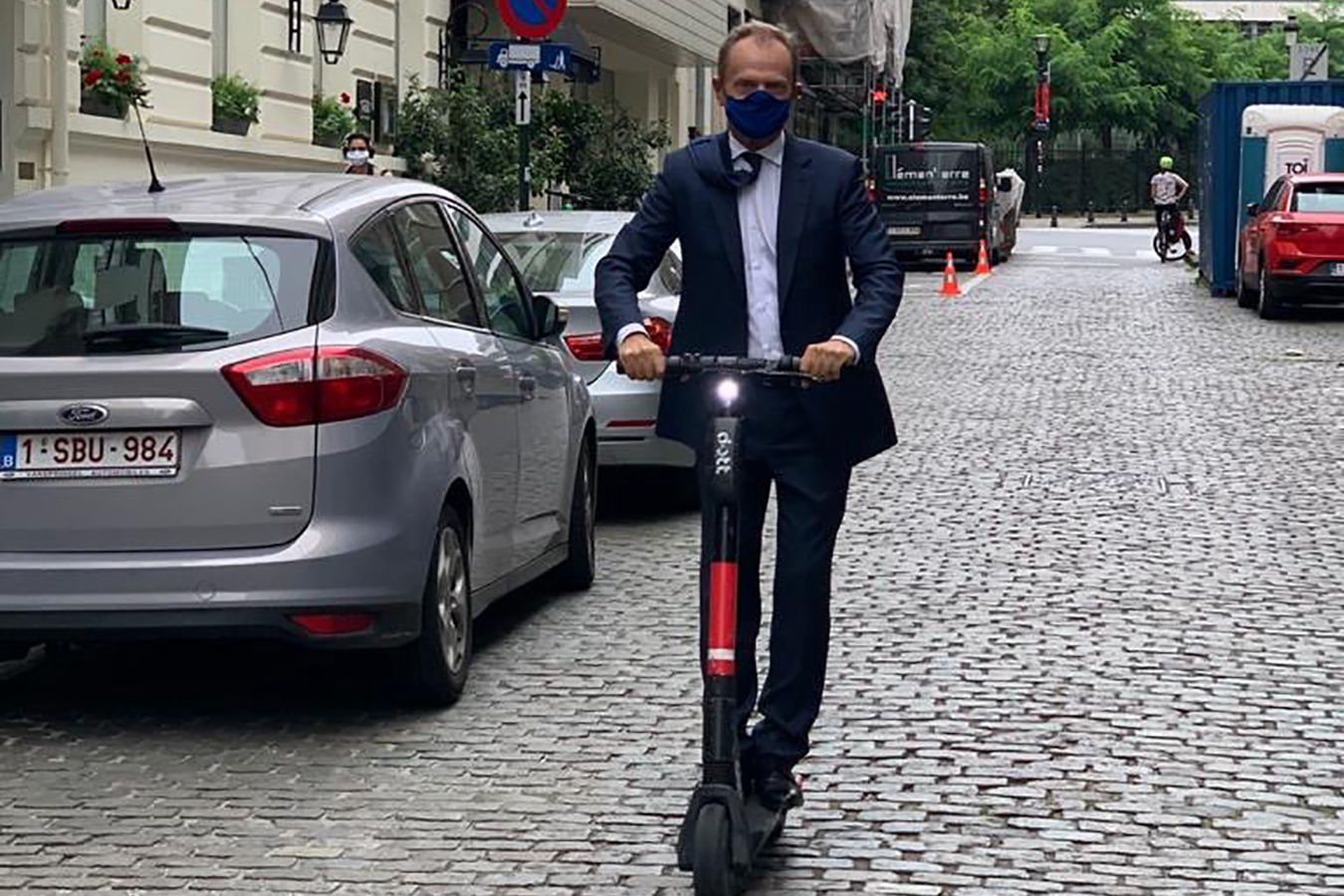 Donald Tusk przyłapany. Jeździł po Sopocie na hulajnodze