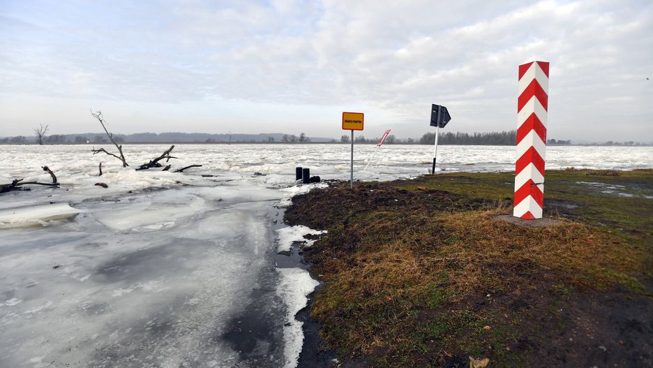 Pogoda. Ryzykują życie na lodzie. To może się źle skończyć