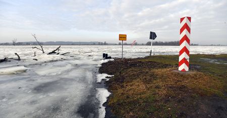 Pogoda. Ryzykują życie na lodzie. To może się źle skończyć