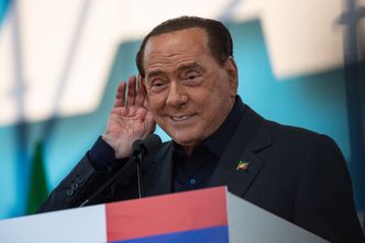 Berlusconi złamał sankcje? 20 butelek wódki i słodki list od Putina