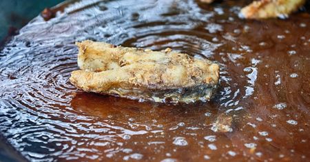 Nigdy nie smaż tak ryby. Zepsujesz smak i zaryzykujesz ból brzucha