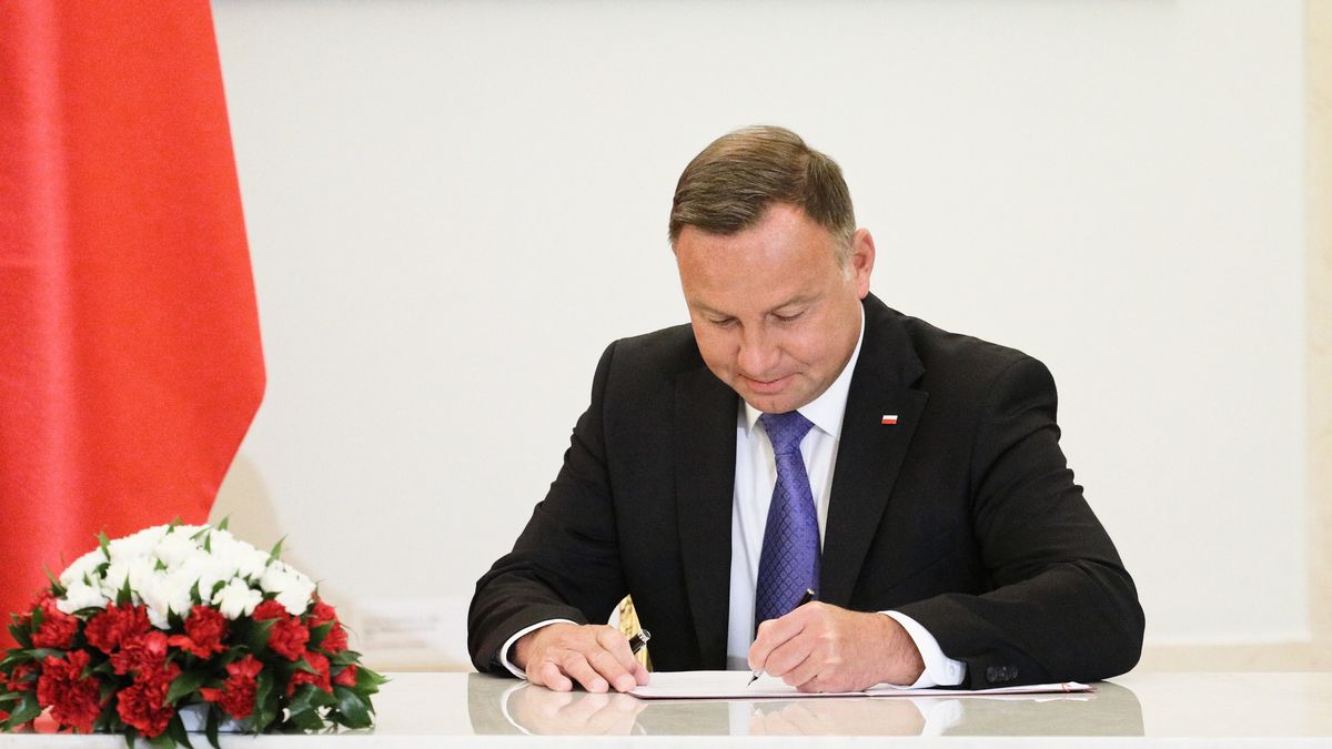 Andrzej Duda
Warszawa, 02.08.2019. Prezydent Andrzej Duda podczas uroczystego podpisania nowelizacji Kodeksu sp�ek handlowych, wprowadzaj�cej Prost� Sp�k� Akcyjn� (PSA), 2 bm. w Pa�acu Prezydenckim w Warszawie. PSA ma sprzyja� powstawaniu i pozyskiwaniu kapita�u przez start-upy. (mr) PAP/Pawe� Supernak
Pawe� Supernak
dokumenty, kodeks, nowelizacje, podpis, polityk, polityka, prezydent, sp�ki handlowe, ustawy, Andrzej Duda, kapita�, nowelizacja, podpisanie, pozyskiwanie, prezydent RP, Prosta Sp�ka Akcyjna, sp�ka handlowa, start-up