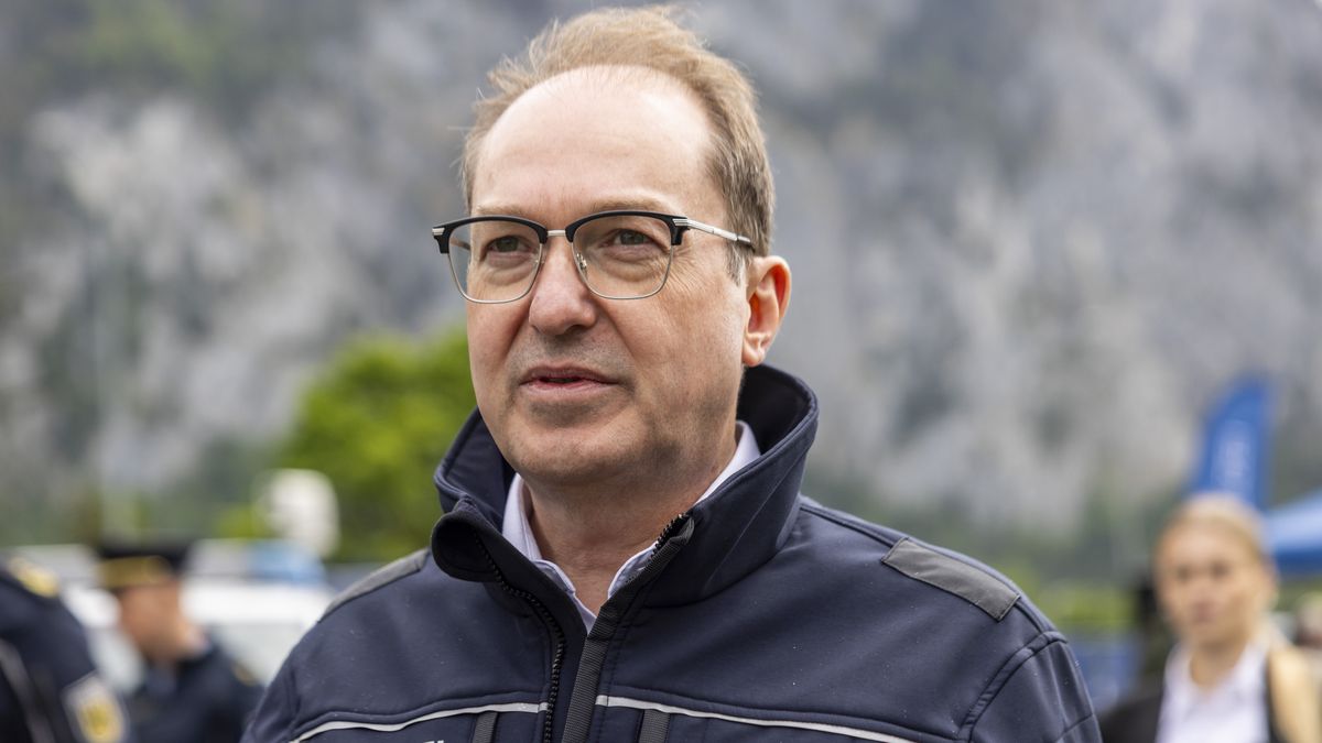 KIEFERSFELDEN, GERMANY - MAY 15: German Interior Minister Alexander Dobrindt visits the Germany-Austria border crossing on May 15, 2025 at Kiefersfelden, Germany. The new German government is seeking to turn away asylum seekers arriving at its borders, claiming that asylum claims must be filed in the applicant's EU country of entry. Some of Germany's neighbours, including Poland and Austria, are refusing to accept asylum seekers pushed back by Germany. (Photo by Jan Hetfleisch/Getty Images)
