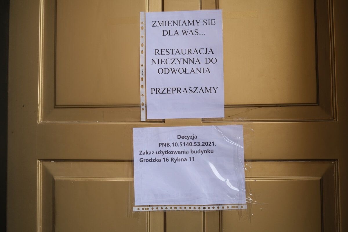 Informacja o zamknięciu i decyzji PINB na drzwiach restauracji Św. Michał
