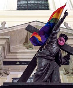 Warszawa. Tęczowe flagi na pomnikach. Pierwsze komentarze po zatrzymaniach