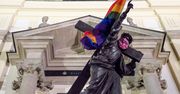 Warszawa. Tęczowe flagi na pomnikach. Pierwsze komentarze po zatrzymaniach