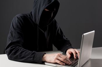 Chcą zarobić na akcjach czy kryptowalutach, a tracą po kilkaset tys. zł. Coraz częściej dają się oszukać młodzi