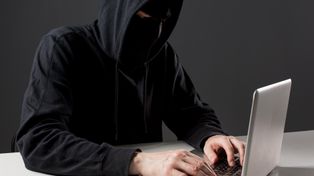 Chcą zarobić na akcjach czy kryptowalutach, a tracą po kilkaset tys. zł. Coraz częściej dają się oszukać młodzi
