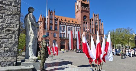 W Słupsku uczczono Dzień Flagi. Uroczystości na Placu Zwycięstwa [ZDJĘCIA]