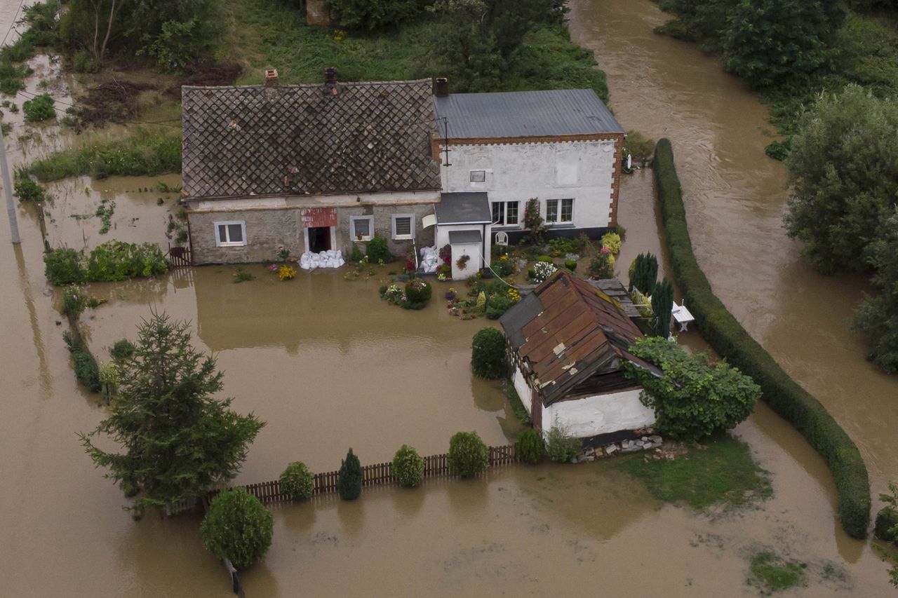 Żywioł siał zniszczenie. Zalane domy, tysiące ludzi bez prądu