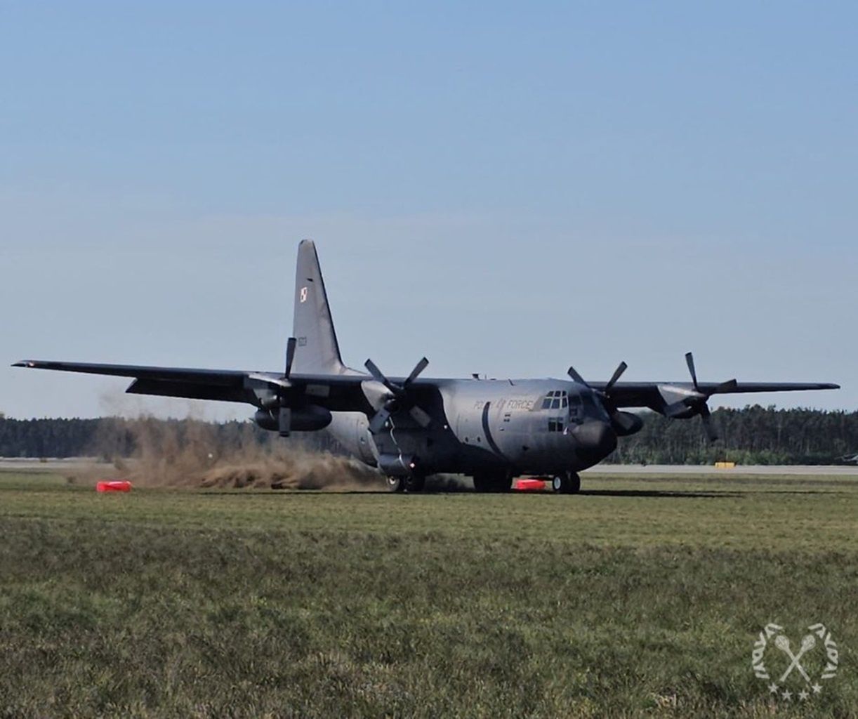 "Miękkie lądowanie". Polski Hercules zatrzymał się na trawie