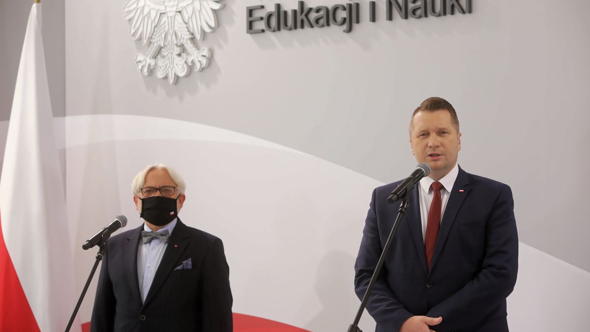 Minister edukacji i nauki Przemysław Czarnek grozi uczelniom oebraniem grantów.