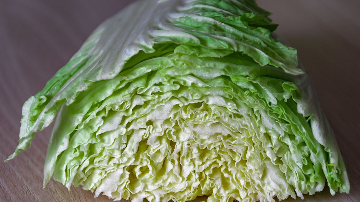 Kupiła kapustę pekińską w popularnym sklepie. Szybko straciła apetyt 
