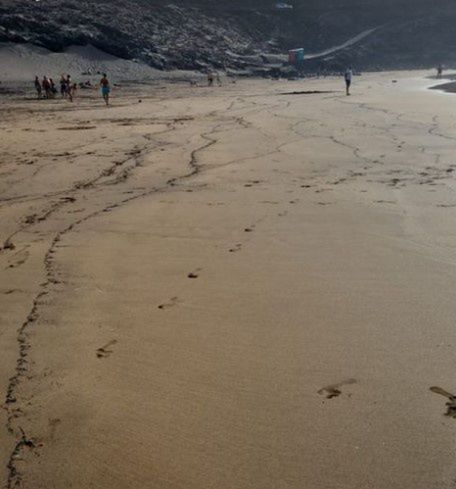 Plaże na teneryfie pokrył popiół przenoszony przez wiatr