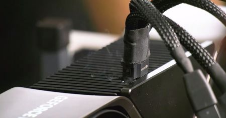Dlaczego w kartach RTX 4090 palą się wtyczki zasilania? Powód może być prosty