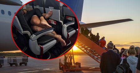 Leżeli tak w samolocie. Pasażer zrobił zdjęcia