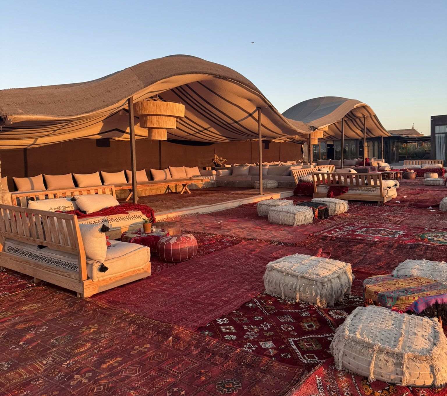 Oazy na pustyni oferują podróżnym pełną infrastrukturę, nawet po