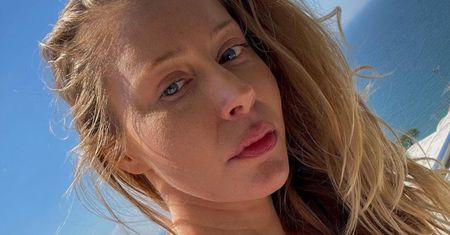 Katarzyna Warnke wije się w bikini na plaży. U jej boku... mężczyzna! "Nie wiem, kim jest ten facet, ale ma SZCZĘŚCIE" (FOTO)