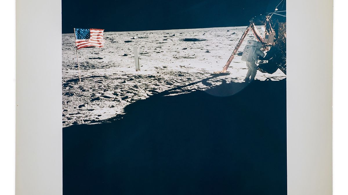 Kolekcjonerska odbitka jedynego zdjecia, przedstawiającego Neila Armstronga na Księżycu.
