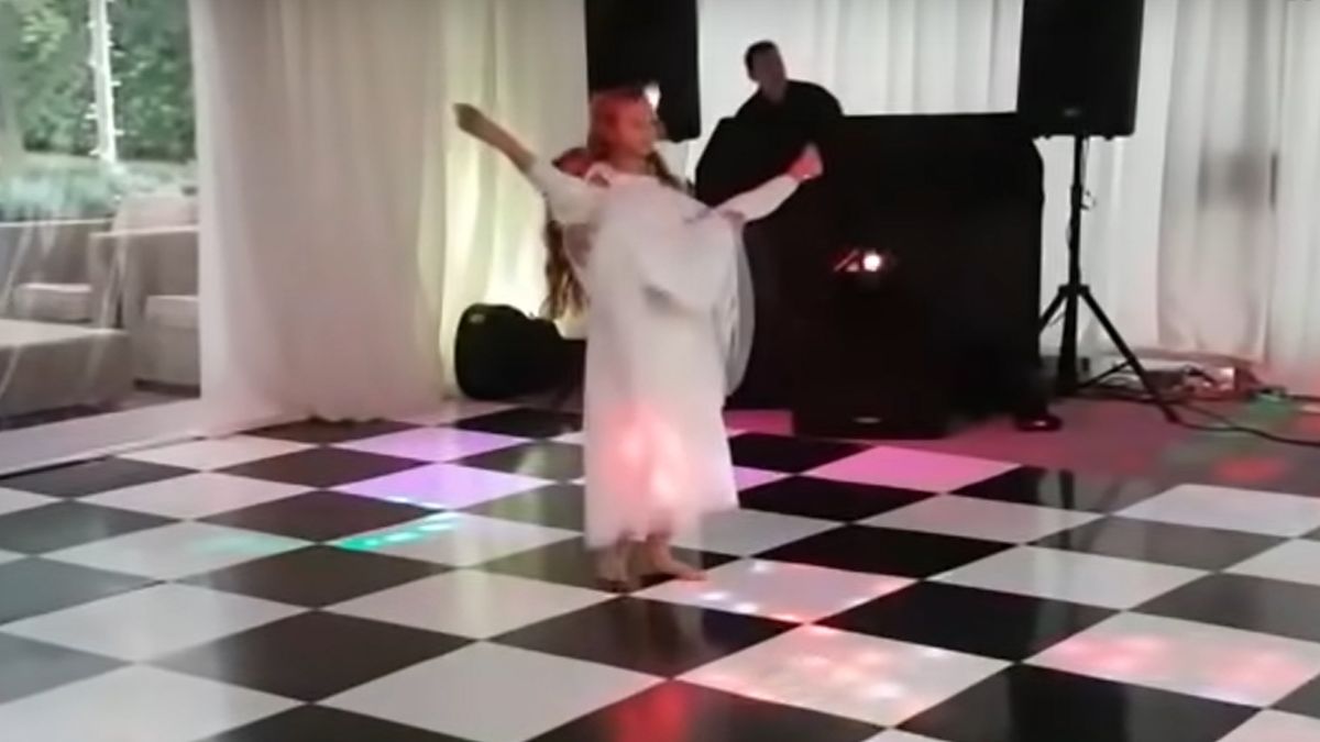 Występ, który wzrusza do łez. Dziewczynki zrobiły niespodziankę rodzicom