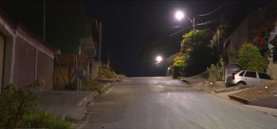 Ulica przed domem pary