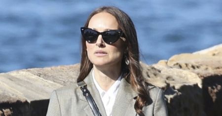 Natalie Portman "świętuje" 11. rocznicę ślubu, spacerując BEZ OBRĄCZKI po Sydney. Niedawno mówiono, że ZDRADZIŁ ją mąż (FOTO)