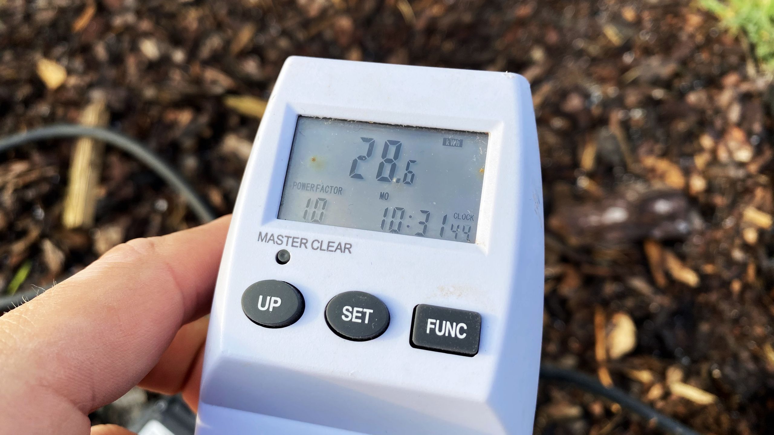 28 kWh wyciągniętych z gniazdka podczas ładowania, to ponad dwa razy więcej niż energia dostarczona do akumulatora. Resztę zużyły urządzenia, takie jak schładzanie/podgrzewanie baterii 