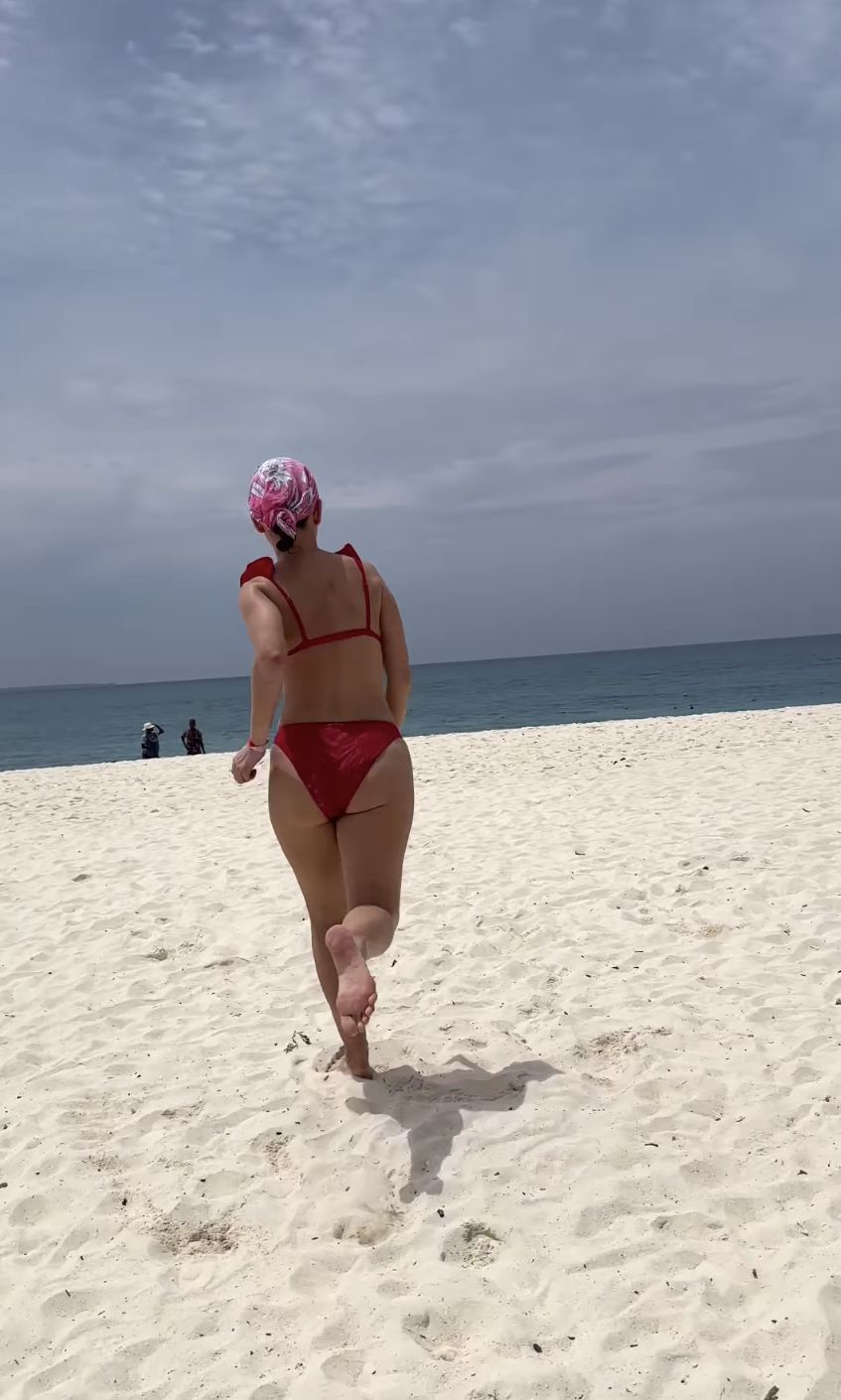Paulina Sykut-Jeżyna hasa w bikini po rajskiej plaży