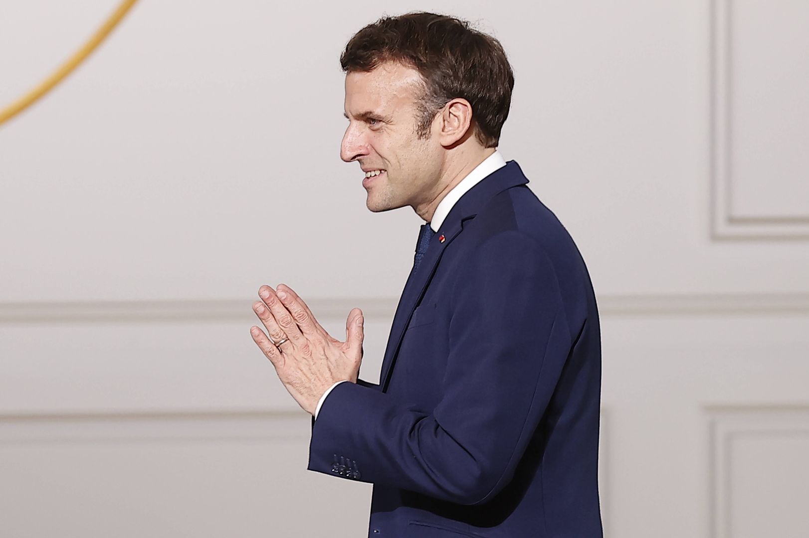 Macron chciał być jak Zełenski. Dziennikarka nie ma dla niego litości