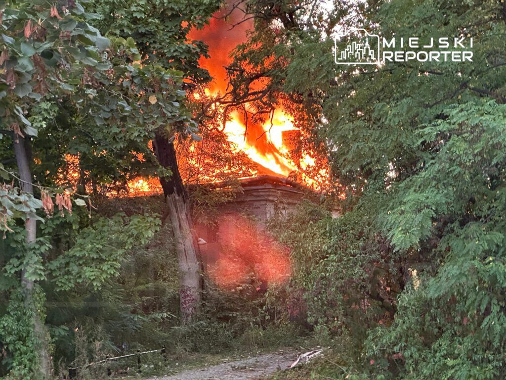 Warszawa: Płonie zabytkowa willa na Ochocie. Budynek cały objęty jest ogniem