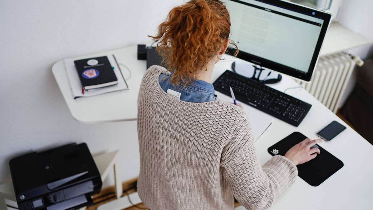 Home Office
ILLUSTRATION - 22 January 2021, Baden-Wuerttemberg, Mannheim: A woman is working in her apartment in front of a computer at a high desk. Photo: Uwe Anspach/dpa 
Dostawca: PAP/DPA.
Uwe Anspach
Work, Corona, Covid-19, Home Office, home, Desk, Keyboard, Printer, coronavirus, covid, dom, epidemia, ilustracja, ilustracje, izolacja, kobieta, koronawirus, kwarantanna, mieszkanie, m�oda, mobilna, pandemia, praca, SARS-CoV-2, zdalna
