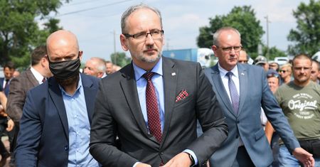 Rząd nie chce iść na wojnę z antyszczepionkowcami. "To problem uniwersalny"