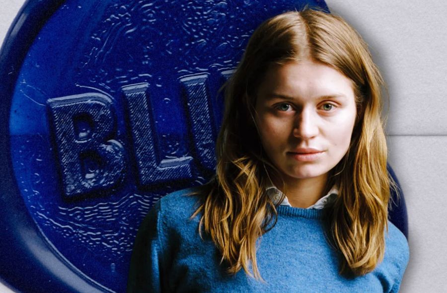 Girl in red in her "BLUE" era. Wydała 11-minutowy wyciskacz łez