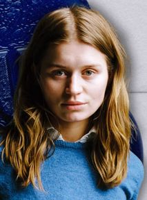 Girl in red in her "BLUE" era. Wydała 11-minutowy wyciskacz łez [RECENZJA]