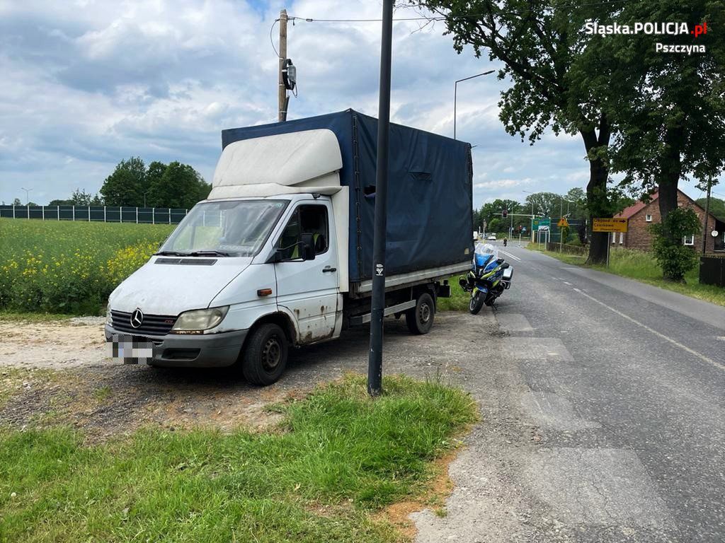 Samochód nie nadawał się do jazdy, podobnie jak kierowca. Policjanci nie mogli uwierzyć