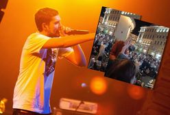 Młodzież w Petersburgu śpiewa zakazane antywojenne piosenki