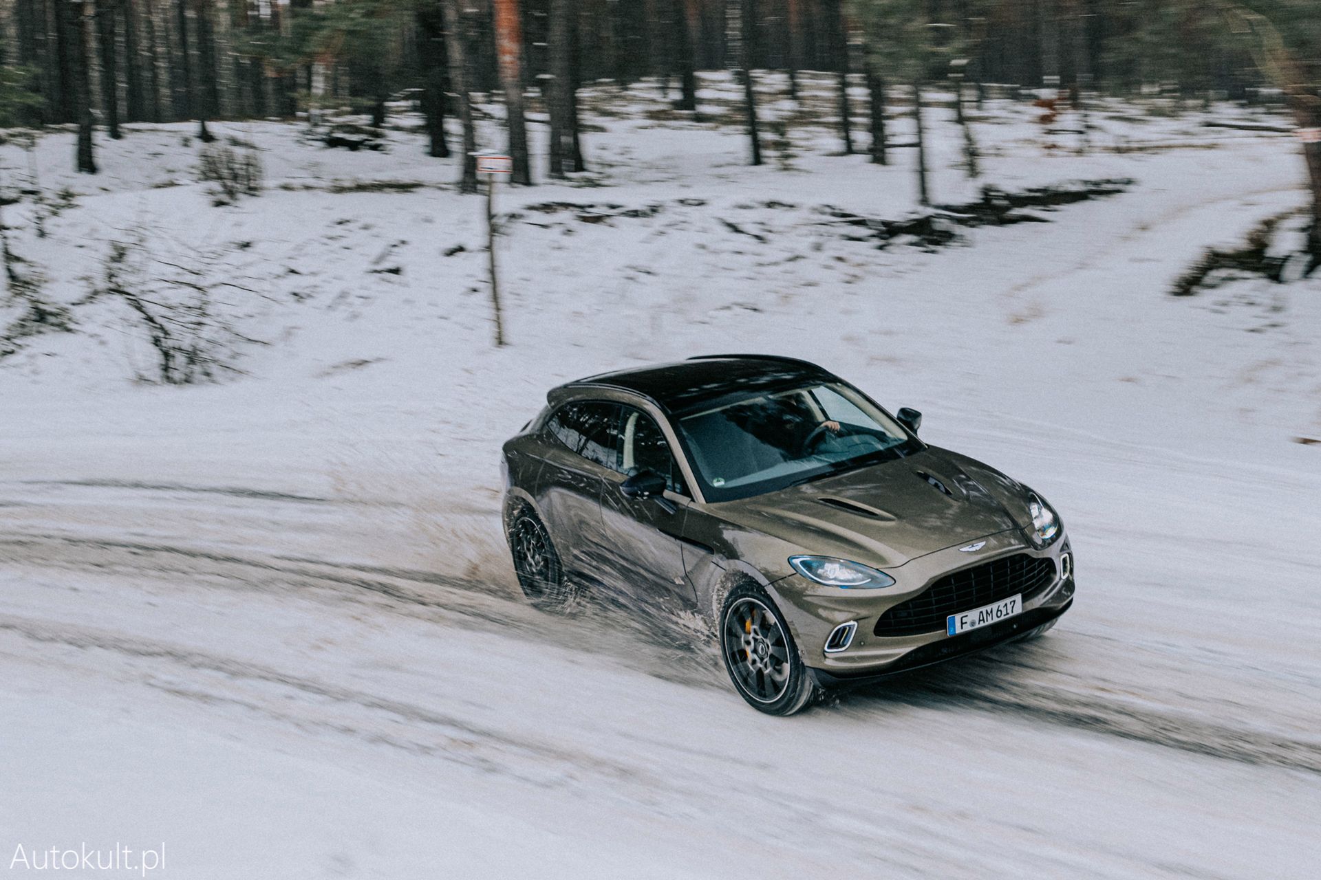 Aston Martin DBX (2022)