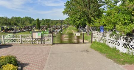 Ksiądz pochował ludzi na działce pod drogę. Niebywała sytuacja w Łazach