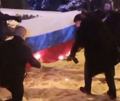 Flaga Rosji w ogniu. Są żądania Moskwy