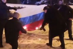 Flaga Rosji w ogniu. Są żądania Moskwy