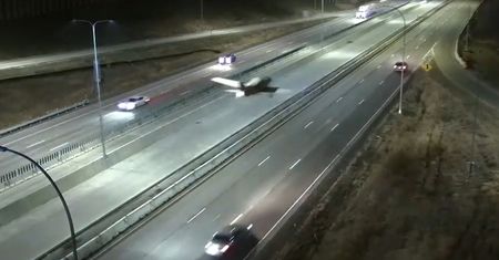 Awaryjne lądowanie samolotu na autostradzie