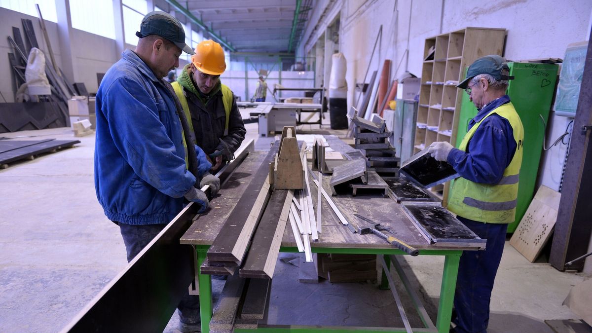 East News archiwum2
Fot. Przemek Swiderski / East News  25.11.2015 Gdansk Otwarcie nowej hali produkcynej  fabryki polskiej Grupy Pekabex . Zaklad produkuje na runek skandynawski plyty stropowe , dzwigary , plyty tramwajowe itp. Pekabex posiada obecnie trzy fabryki w Polsce : w Gdansku , Poznaniu i Bielsku Bialej . Gdanski zaklad docelowo planuje zatrudnianie ponad 200 osob .
PRZEMEK SWIDERSKI